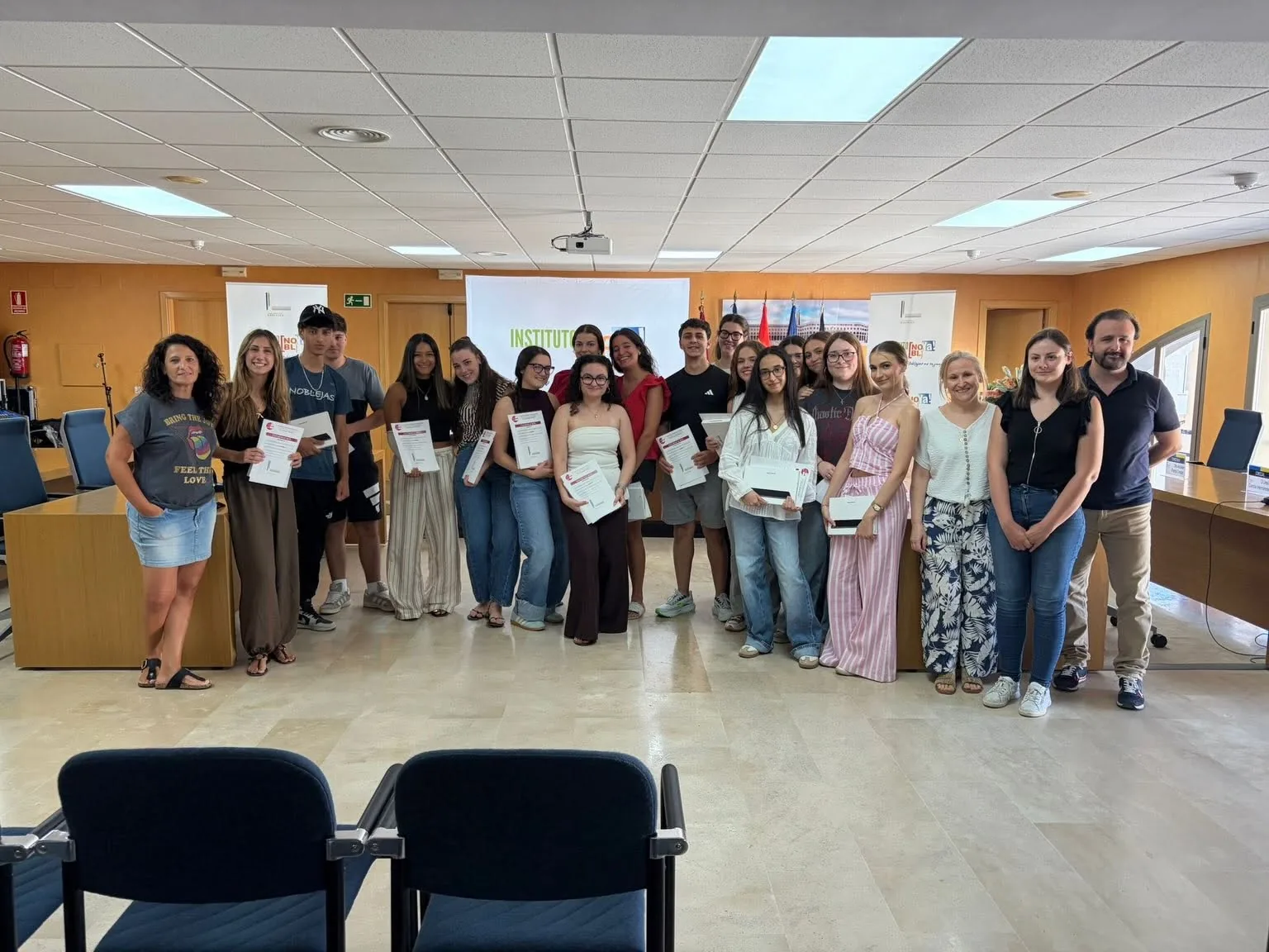 Entrega de tablets a jóvenes de Noblejas tras superar la EVAU 2026, imagen 1