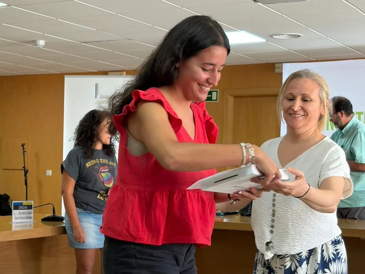 Entrega de tablets a jóvenes de Noblejas tras superar la EVAU 2026, imagen 2