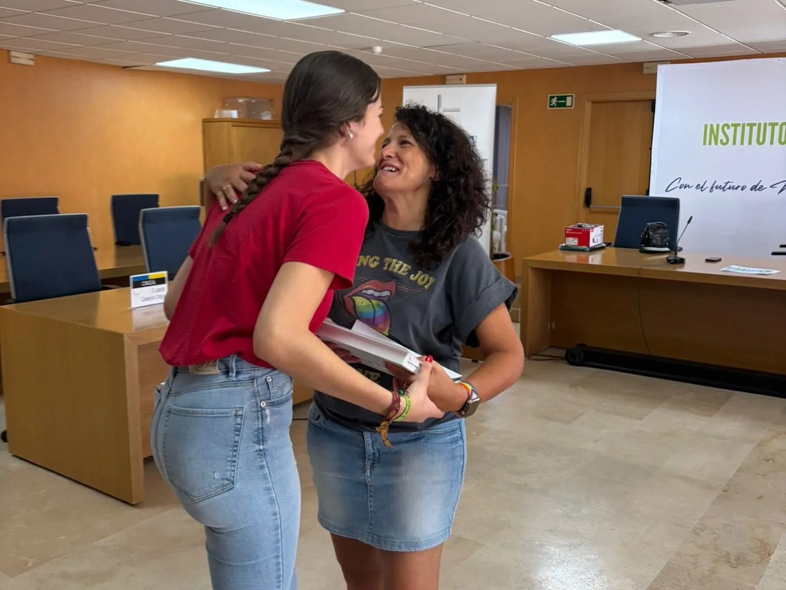Entrega de tablets a jóvenes de Noblejas tras superar la EVAU 2026, imagen 3