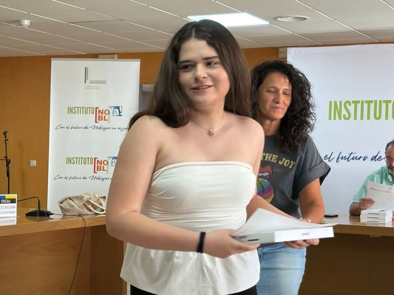 Entrega de tablets a jóvenes de Noblejas tras superar la EVAU 2026, imagen 5
