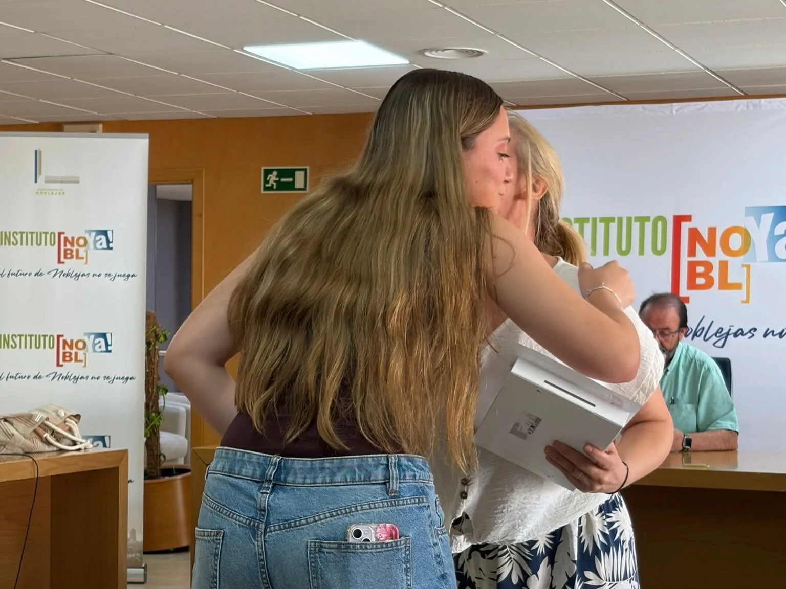 Entrega de tablets a jóvenes de Noblejas tras superar la EVAU 2026, imagen 6