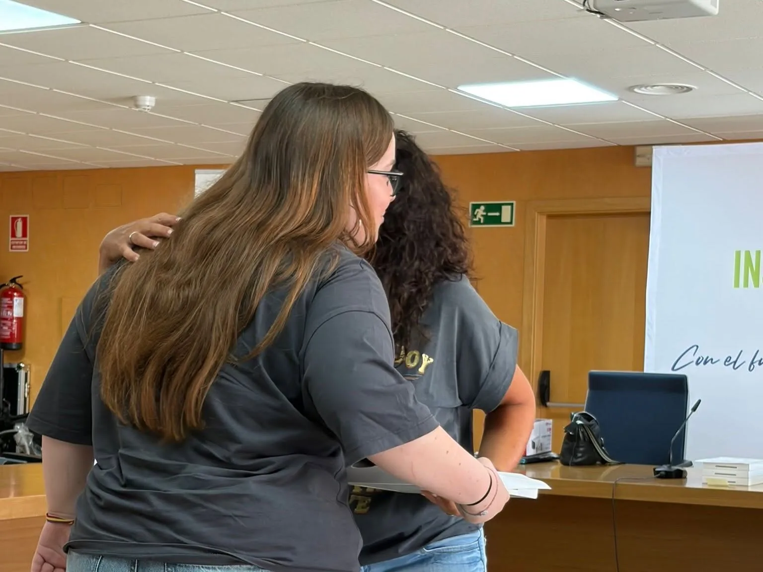 Entrega de tablets a jóvenes de Noblejas tras superar la EVAU 2026, imagen 7