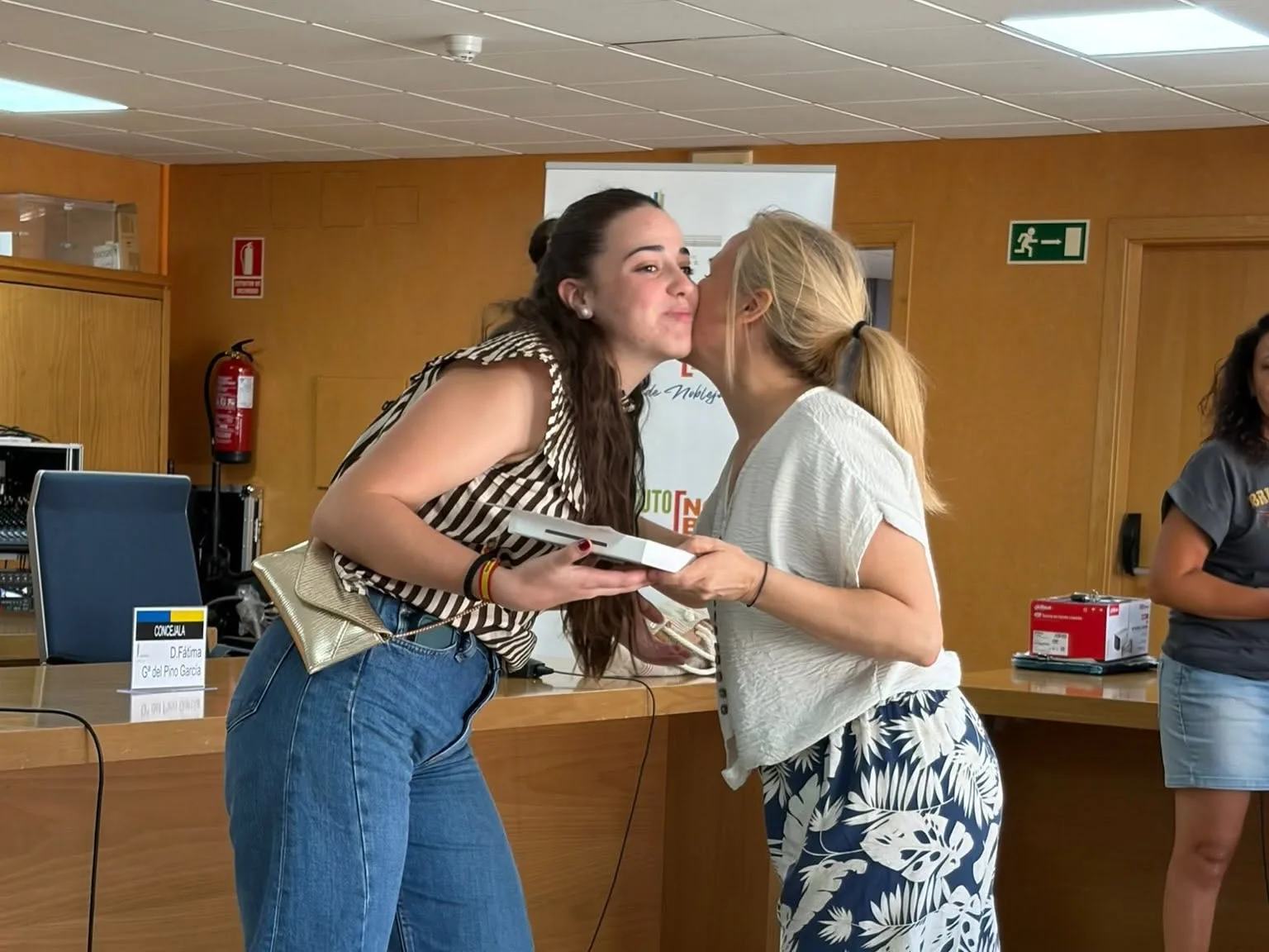 Entrega de tablets a jóvenes de Noblejas tras superar la EVAU 2026, imagen 11
