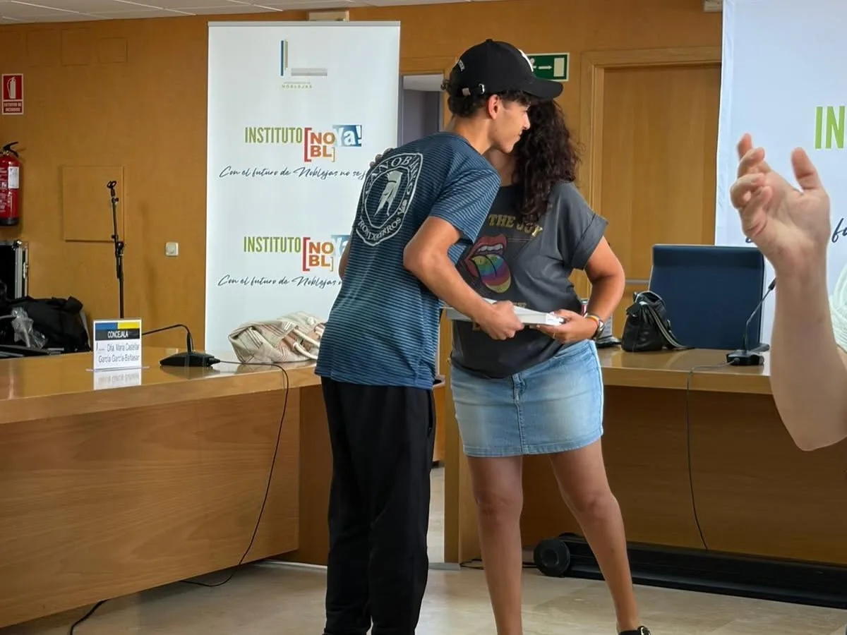 Entrega de tablets a jóvenes de Noblejas tras superar la EVAU 2026, imagen 16