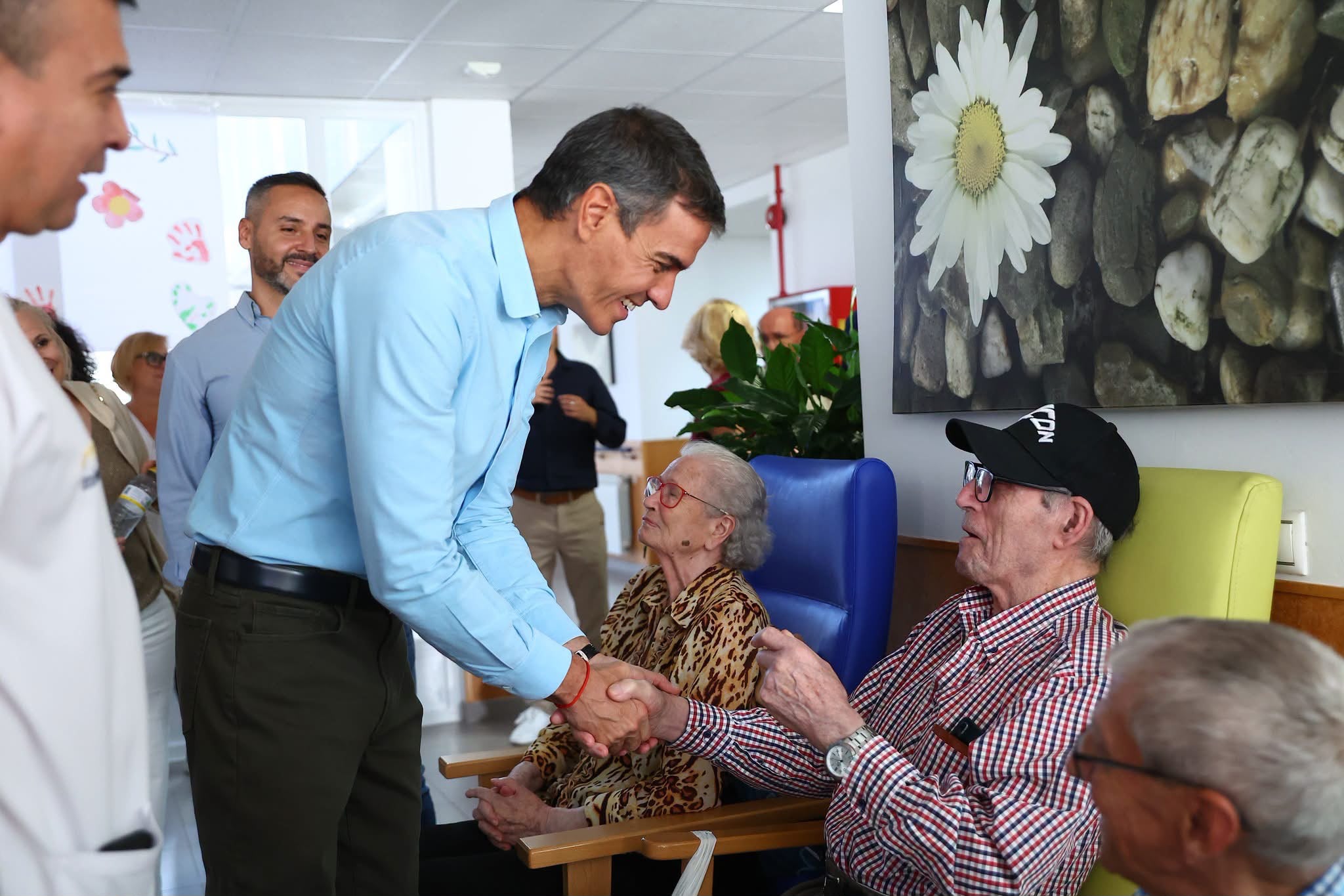 Pedro Sánchez saluda a vecinos de Noblejas
