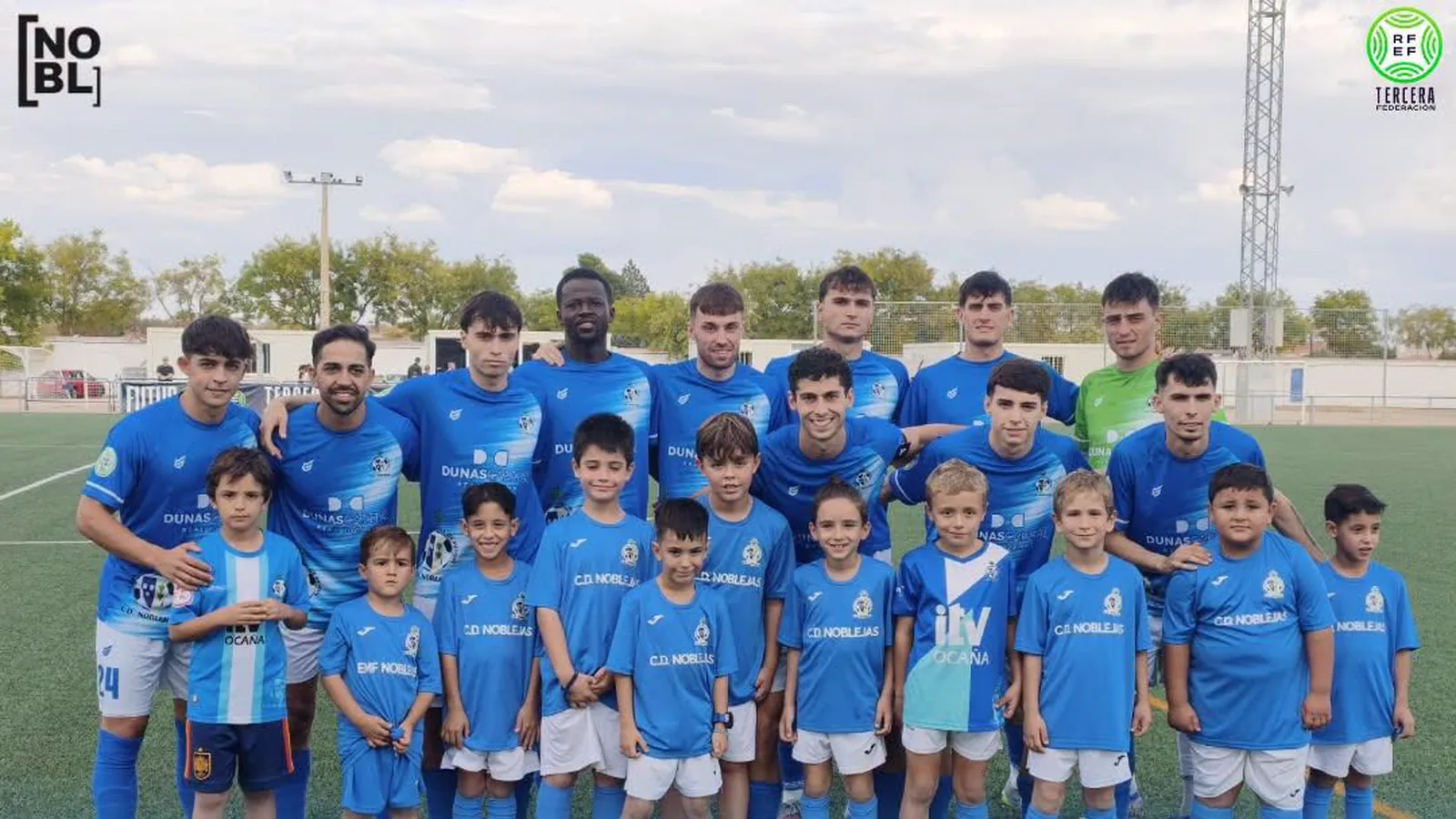 Jugadores y cantera del CD Noblejas tras la victoria por 3-0 ante el CD Villa